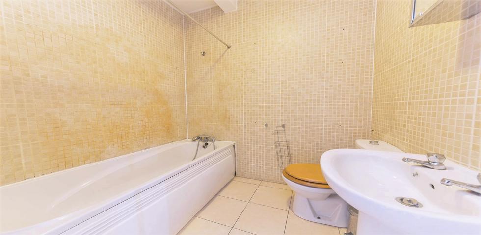 			RECENTLY REDECORATED , 2 Bedroom, 1 bath, 1 reception Flat			 High Road, WILLESDEN GREEN